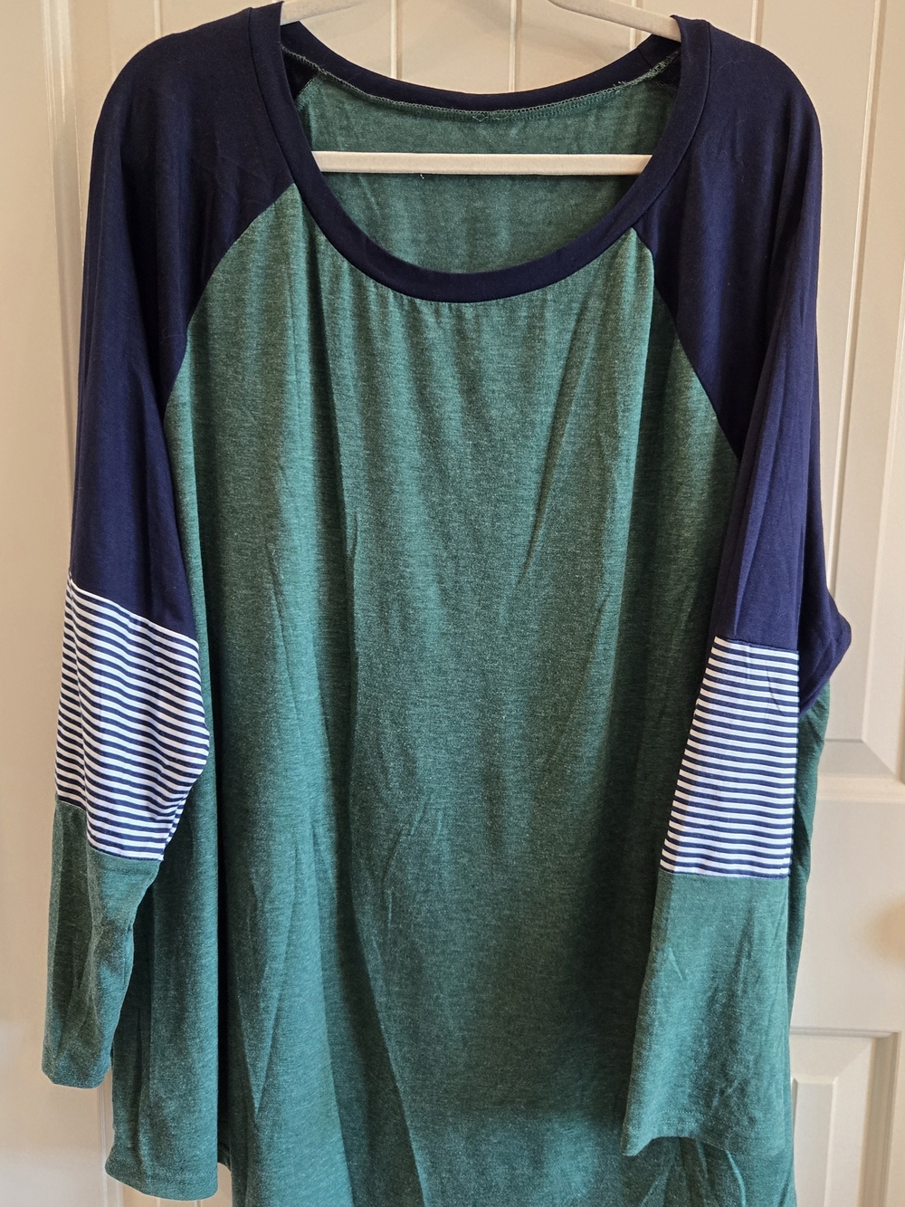 Womens Plus Green and Navy Raglan Long-Sleeve Top Size 28